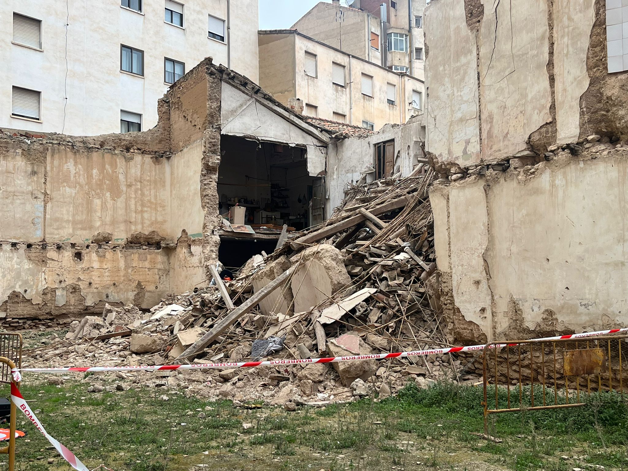 Rescatada una mujer tras caerle encima el techo de su vivienda Rescatada una mujer tras caerle encima el techo de su vivienda
