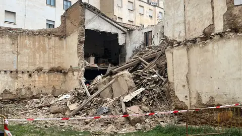 Rescatada una mujer tras caerle encima el techo de su vivienda Rescatada una mujer tras caerle encima el techo de su vivienda