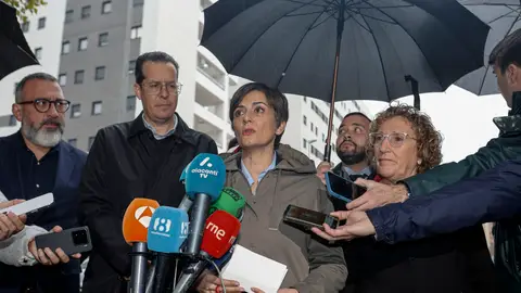 La ministra de Vivienda, flanqueada por cargos socialistas alicantinos, junto al complejo Les Naus La ministra de Vivienda, flanqueada por cargos socialistas alicantinos, junto al complejo Les Naus