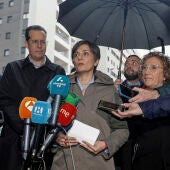La ministra de Vivienda, flanqueada por cargos socialistas alicantinos, junto al complejo Les Naus
