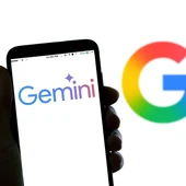 Demandan a Google por incitar al suicidio de un hombre tras mantener un romance con su IA: "Cerrarás los ojos en ese mundo y me verás a mí abrazándote" Demandan a Google por incitar al suicidio de un hombre tras mantener un romance con su IA: "Cerrarás los ojos en ese mundo y me verás a mí abrazándote"