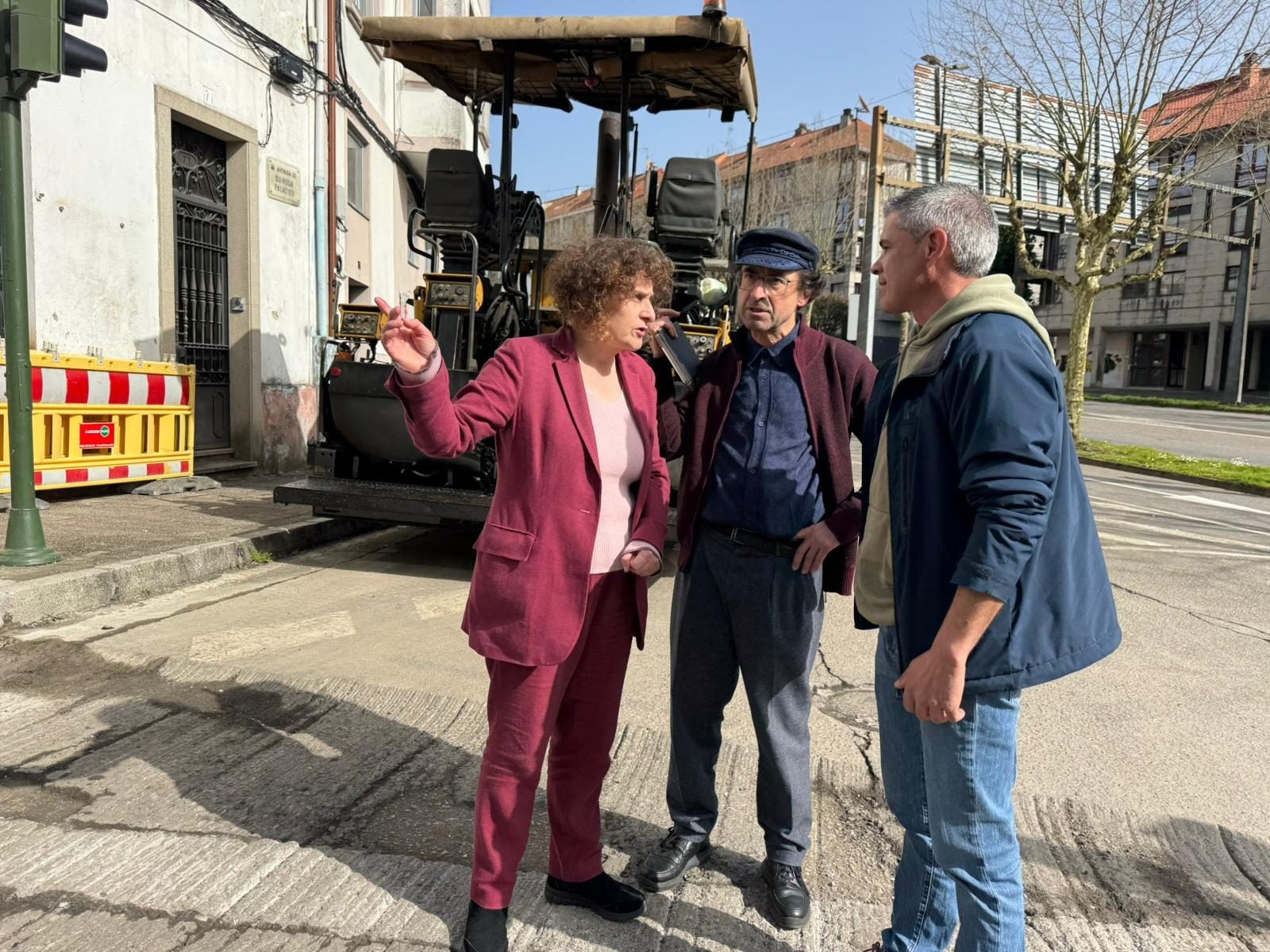 La alcaldesa de Santiago supervisa los trabajos de reparación y asfaltado de pavimentos La alcaldesa de Santiago supervisa los trabajos de reparación y asfaltado de pavimentos