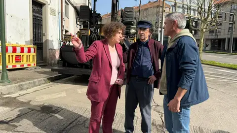 La alcaldesa de Santiago supervisa los trabajos de reparación y asfaltado de pavimentos La alcaldesa de Santiago supervisa los trabajos de reparación y asfaltado de pavimentos