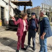 La alcaldesa de Santiago supervisa los trabajos de reparación y asfaltado de pavimentos