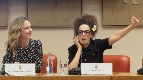 La diputada del PP, Cayetana &Aacute;lvarez de Toledo y la periodista Masih Alinejad, durante la celebraci&oacute;n de la jornada 8M del congreso/ Eduardo Parra / Europa Press