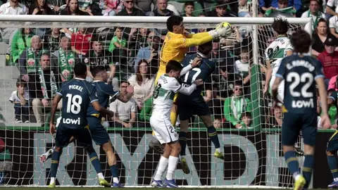 Dituro atrapa un balón en el Elche-Espanyol. Dituro atrapa un balón en el Elche-Espanyol.