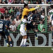Dituro atrapa un balón en el Elche-Espanyol. 