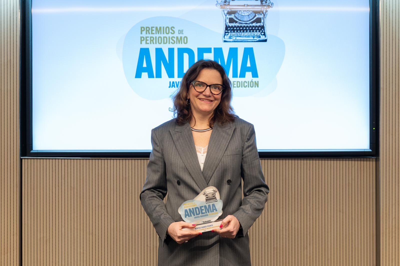 Beatriz Ramos Puente recibe un premio de Periodismo por su reportaje sobre propiedad industrial emitido en 'Por fin' de Onda Cero Beatriz Ramos Puente recibe un premio de Periodismo por su reportaje sobre propiedad industrial emitido en 'Por fin' de Onda Cero