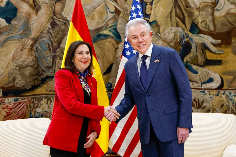 Las "misteriosas" palabras que la ministra Robles dijo al embajador de EEUU: "Yo estoy con Trump lo que pasa es que aquí…" Las "misteriosas" palabras que la ministra Robles dijo al embajador de EEUU: "Yo estoy con Trump lo que pasa es que aquí…"