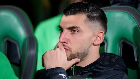 Imagen de Rafa Mir en el banquillo del Elche. Imagen de Rafa Mir en el banquillo del Elche.