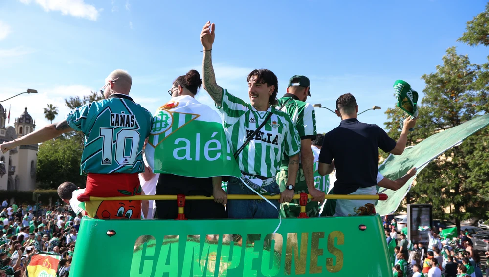 Los jugadores del Betis celebrando la Copa del Rey en 2022, con Bellerín y Aitor Ruibal vistiendo camisetas retro. Los jugadores del Betis celebrando la Copa del Rey en 2022, con Bellerín y Aitor Ruibal vistiendo camisetas retro.