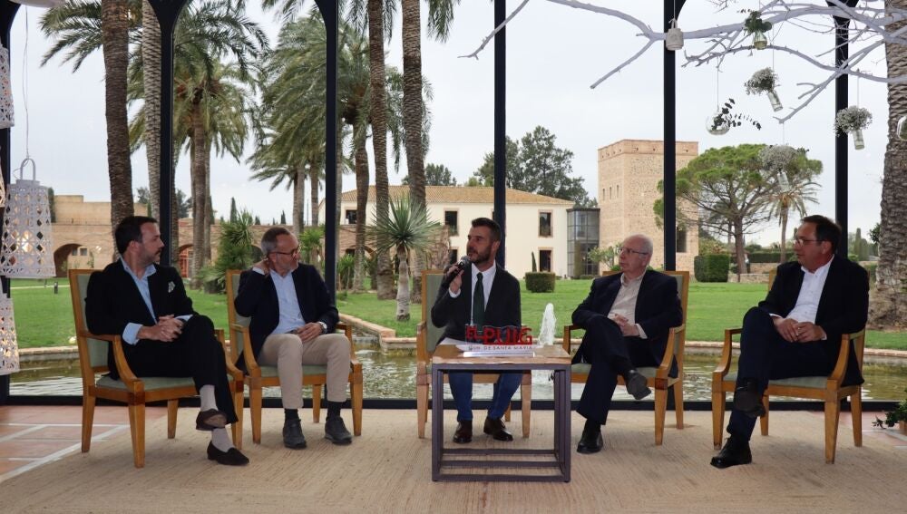 El alcalde con representantes de salones de El Puig.