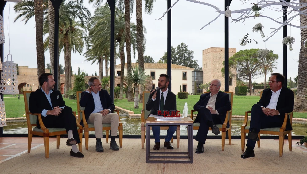 El alcalde con representantes de salones de El Puig. El alcalde con representantes de salones de El Puig.