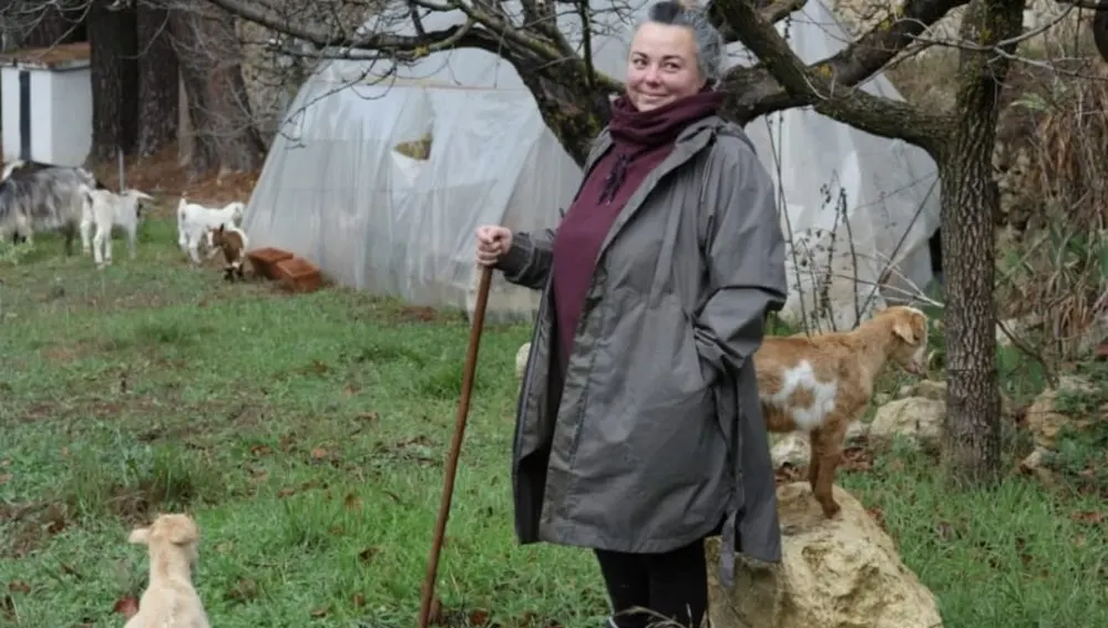 Sonia junto a parte de su rebaño. Sonia junto a parte de su rebaño.