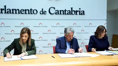 María José Sáenz de Buruaga, Miguel Ángel Revilla y Paula Fernández firman el acuerdo entre PP y PRC para los presupuestos de 2026 María José Sáenz de Buruaga, Miguel Ángel Revilla y Paula Fernández firman el acuerdo entre PP y PRC para los presupuestos de 2026