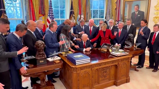 El rezo conjunto de un grupo de pastores en el Despacho Oval con Trump: "Da fuerza a nuestro presidente para liderar el país" El rezo conjunto de un grupo de pastores en el Despacho Oval con Trump: "Da fuerza a nuestro presidente para liderar el país"