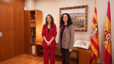 La presidenta de las Cortes, María Navarro, se ha reunido con la diputada de IU, Marta Abengochea. La presidenta de las Cortes, María Navarro, se ha reunido con la diputada de IU, Marta Abengochea.