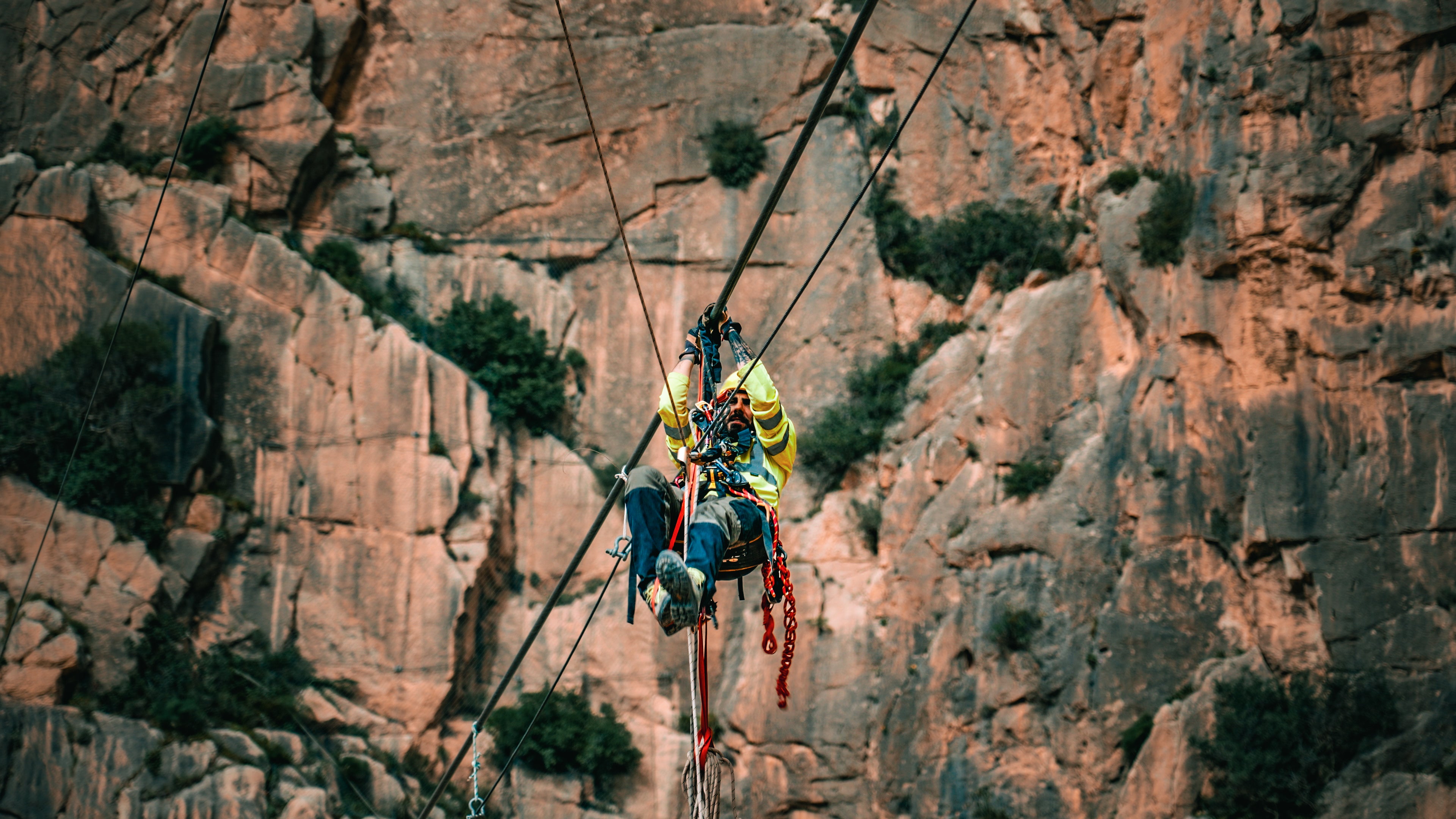Avanza la instalación del nuevo puente colgante del Caminito del Rey, que será el más largo de España con 110 metros y que se sufraga con los ingresos que genera Avanza la instalación del nuevo puente colgante del Caminito del Rey, que será el más largo de España con 110 metros y que se sufraga con los ingresos que genera