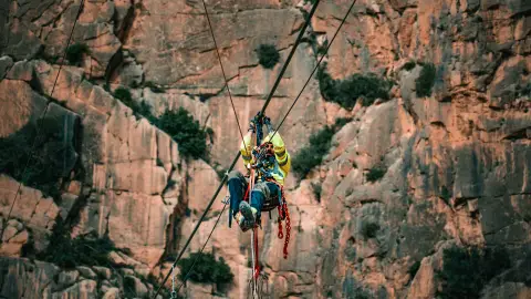 Avanza la instalación del nuevo puente colgante del Caminito del Rey, que será el más largo de España con 110 metros y que se sufraga con los ingresos que genera Avanza la instalación del nuevo puente colgante del Caminito del Rey, que será el más largo de España con 110 metros y que se sufraga con los ingresos que genera