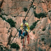 Avanza la instalación del nuevo puente colgante del Caminito del Rey, que será el más largo de España con 110 metros y que se sufraga con los ingresos que genera Avanza la instalación del nuevo puente colgante del Caminito del Rey, que será el más largo de España con 110 metros y que se sufraga con los ingresos que genera