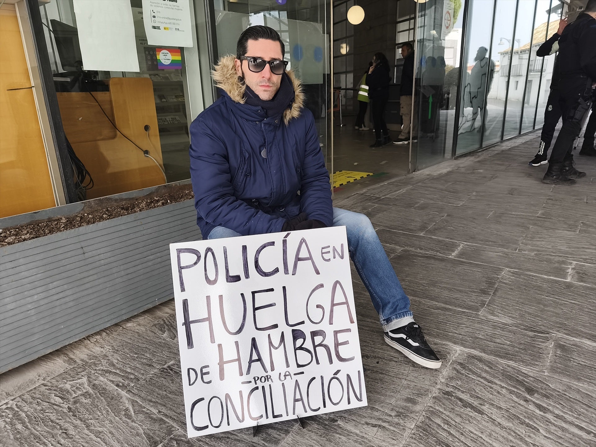 Un policía local de Parla lleva 11 días en huelga de hambre para que le cambien de turno y poder conciliar con sus 9 hijos Un policía local de Parla lleva 11 días en huelga de hambre para que le cambien de turno y poder conciliar con sus 9 hijos