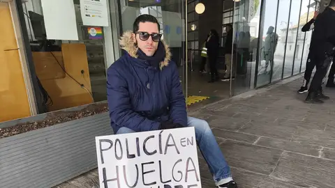 El agente de la Policía Local de Parla en huelga de hambre para pedir un cambio de turno y conciliar. El agente de la Policía Local de Parla en huelga de hambre para pedir un cambio de turno y conciliar.