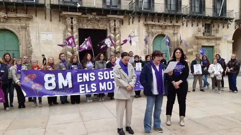 Protesta en la Plaza del Ayuntamiento antes de la celebración institucional del 8-M Protesta en la Plaza del Ayuntamiento antes de la celebración institucional del 8-M