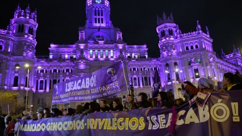 Decenas de personas sostienen una pancarta durante la manifestaci&oacute;n convocada por la Comisi&oacute;n 8M por el D&iacute;a Internacional de la Mujer, a 8 de marzo de 2024, en Madrid (Espa&ntilde;a). 