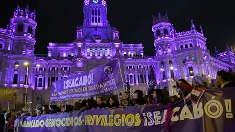Decenas de personas sostienen una pancarta durante la manifestación convocada por la Comisión 8M por el Día Internacional de la Mujer, a 8 de marzo de 2024, en Madrid (España). Decenas de personas sostienen una pancarta durante la manifestación convocada por la Comisión 8M por el Día Internacional de la Mujer, a 8 de marzo de 2024, en Madrid (España).