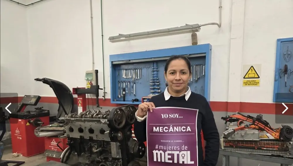 Jennifer se está preparando para trabajar en algún taller mecánico. Jennifer se está preparando para trabajar en algún taller mecánico.