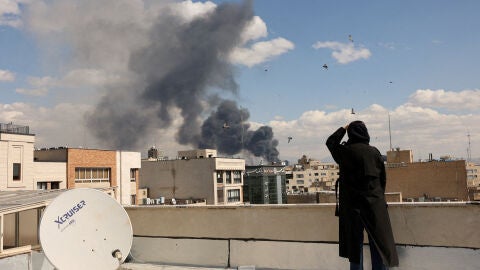 Columnas de humo tras el lanzamiento de bombas de Israel en Teher&aacute;n/ Majid Asgaripour/WANA (West Asia News Agency) via REUTERS