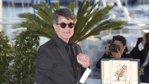 El director Jafar Panahi recibe la Palma de Oro antes de la gala de clausura del Festival de Cannes 2025, a 24 de mayo de 2025, en Cannes (Francia).