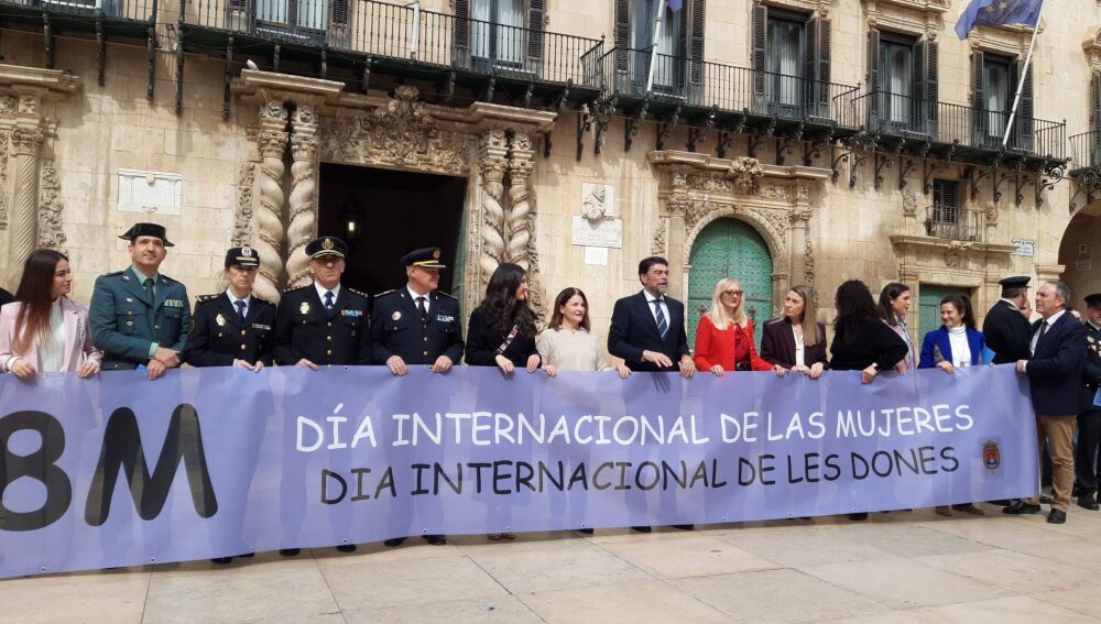 Pancarta desplegada por el equipo de gobierno e invitados al acto