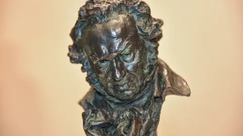 Foto detalle de la estatuilla de Goya, durante la presentación de los Premios Goya 2026, en el Palau de la Generalitat, a 5 de septiembre de 2025, en Barcelona, Cataluña (España). Foto detalle de la estatuilla de Goya, durante la presentación de los Premios Goya 2026, en el Palau de la Generalitat, a 5 de septiembre de 2025, en Barcelona, Cataluña (España).