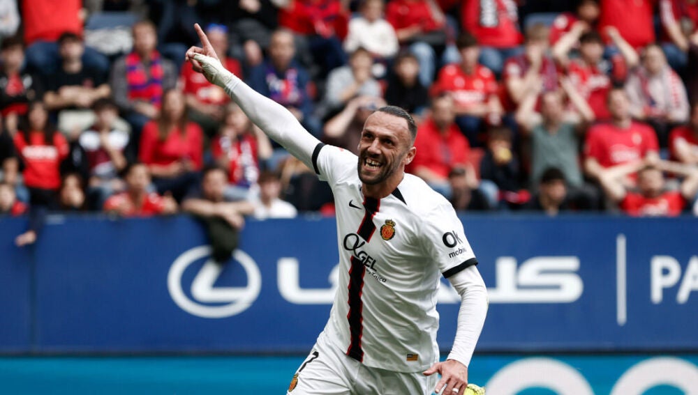 El delantero del RCD Mallorca Vedat Muriqi celebra uno de sus goles ante Osasuna
