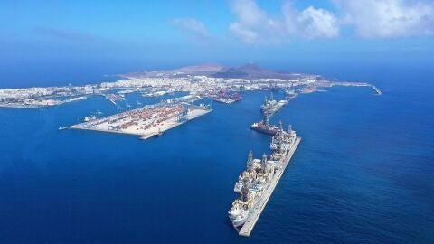  Un cami&oacute;n cae al agua en el Puerto de Las Palmas sin que haya personas heridas