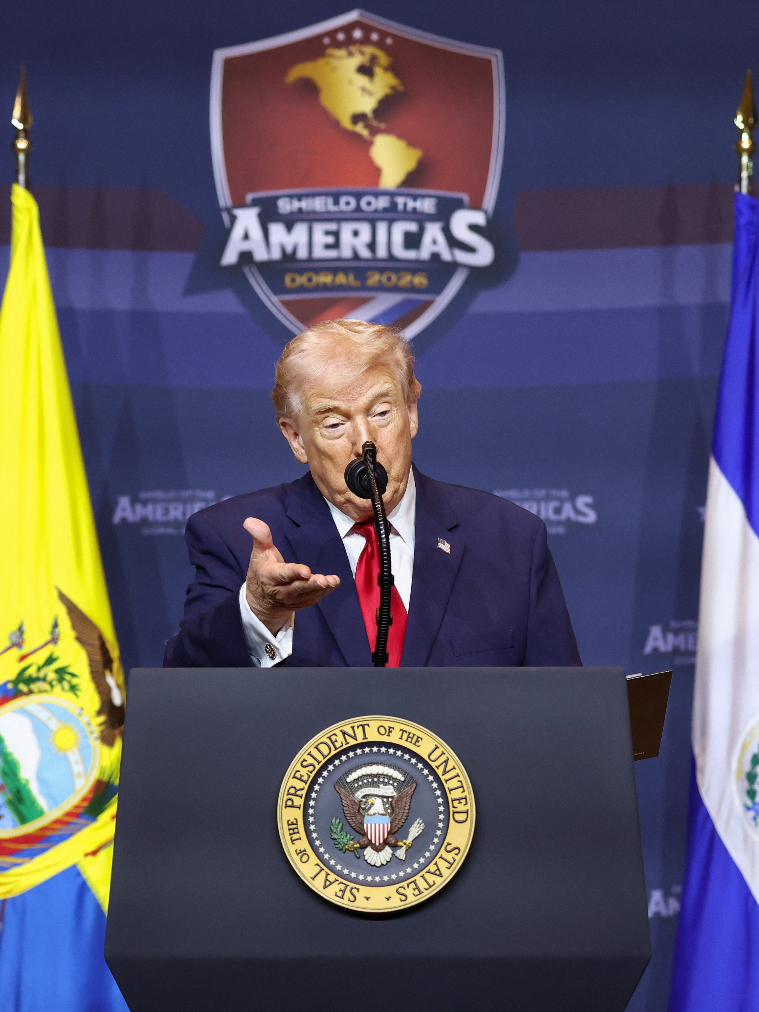 Trump dice que Cuba está "en sus últimos momentos de vida", aunque está negociando con La Habana Trump dice que Cuba está "en sus últimos momentos de vida", aunque está negociando con La Habana