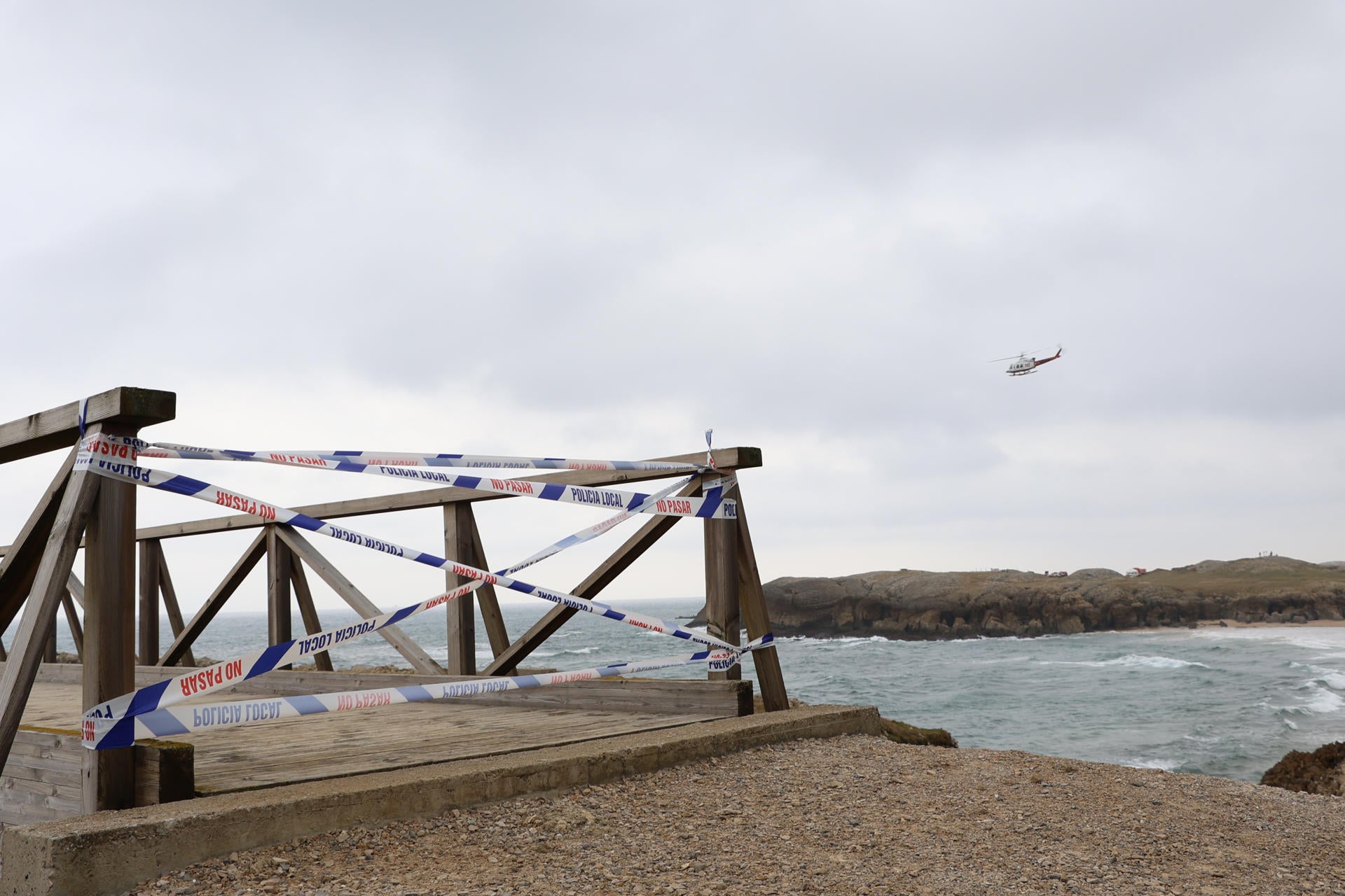 Precinto policial para impedir el paso en la pasarela de la senda costera de Cabo Mayor a la playa de La Maruca (Santander) Precinto policial para impedir el paso en la pasarela de la senda costera de Cabo Mayor a la playa de La Maruca (Santander)