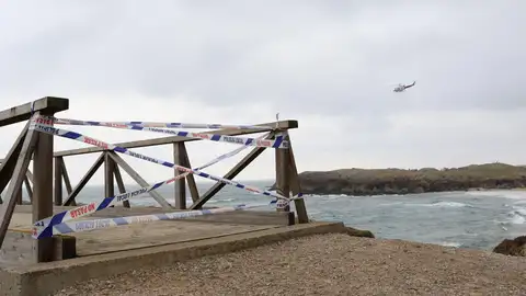 Precinto policial para impedir el paso en la pasarela de la senda costera de Cabo Mayor a la playa de La Maruca (Santander) Precinto policial para impedir el paso en la pasarela de la senda costera de Cabo Mayor a la playa de La Maruca (Santander)