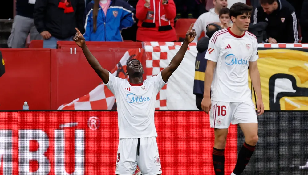 El delantero nigeriano del Sevilla Akor Adams celebra su gol durante el partido de la jornada 27 de LaLiga que Sevilla FC y Rayo Vallecano disputaron en el estadio Ramón Sánchez-Pizjuán El delantero nigeriano del Sevilla Akor Adams celebra su gol durante el partido de la jornada 27 de LaLiga que Sevilla FC y Rayo Vallecano disputaron en el estadio Ramón Sánchez-Pizjuán