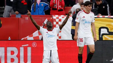 El delantero nigeriano del Sevilla Akor Adams celebra su gol durante el partido de la jornada 27 de LaLiga que Sevilla FC y Rayo Vallecano disputaron en el estadio Ramón Sánchez-Pizjuán El delantero nigeriano del Sevilla Akor Adams celebra su gol durante el partido de la jornada 27 de LaLiga que Sevilla FC y Rayo Vallecano disputaron en el estadio Ramón Sánchez-Pizjuán