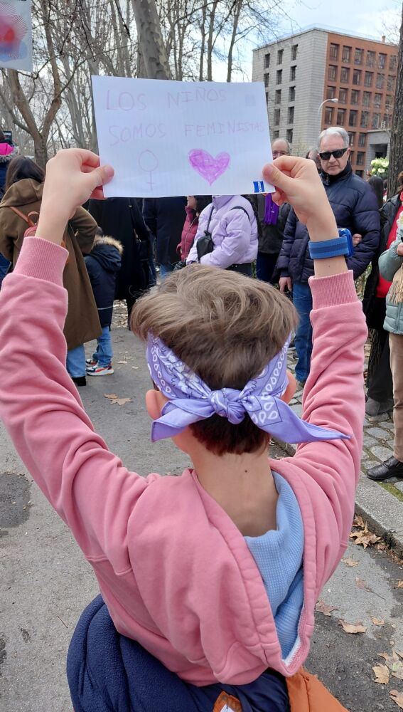 Un niño porta una pancarta en la manifestación del 8M