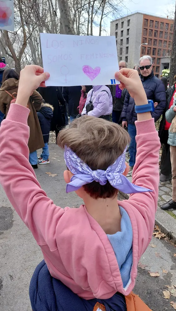 Un niño porta una pancarta en la manifestación del 8M Un niño porta una pancarta en la manifestación del 8M