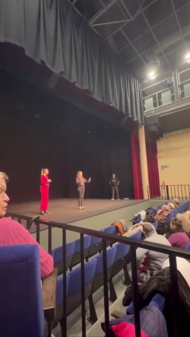 Dimite la concejala de Familia y Mujer del PP de Collado Villalba tras interrumpir un monólogo feminista Dimite la concejala de Familia y Mujer del PP de Collado Villalba tras interrumpir un monólogo feminista