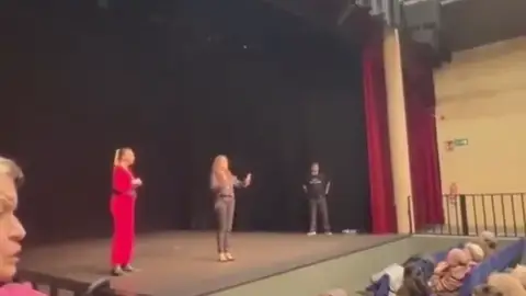 Dimite la concejala de Mujer del PP de Collado Villalba tras interrumpir un monólogo feminista Dimite la concejala de Mujer del PP de Collado Villalba tras interrumpir un monólogo feminista