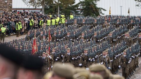 Acto de juramento ante la bandera del personal de militares de tropa del ej&eacute;rcito de tierra, en el Centro de Formaci&oacute;n de Tropa