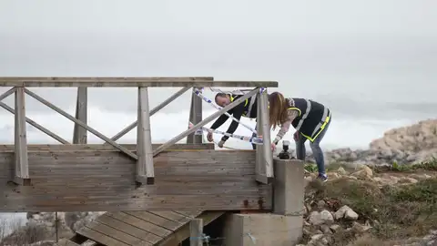 Dos policías precintan la pasarela colapsada de El Bocal (Santander) Dos policías precintan la pasarela colapsada de El Bocal (Santander)