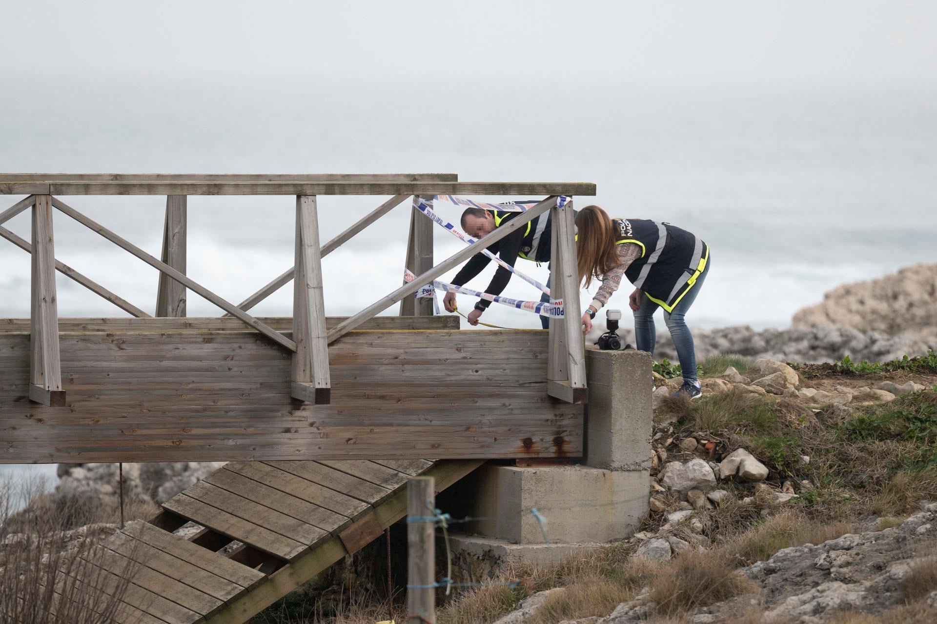 Dos policías precintan la pasarela colapsada de El Bocal (Santander) Dos policías precintan la pasarela colapsada de El Bocal (Santander)