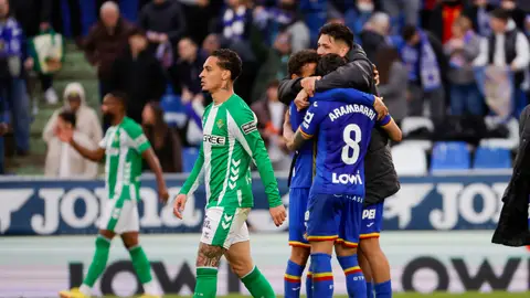 Los jugadores del Getafe celebran la victoria al final del partido de LaLiga entre el Getafe y el Betis, este domingo en el Coliseum. Los jugadores del Getafe celebran la victoria al final del partido de LaLiga entre el Getafe y el Betis, este domingo en el Coliseum.