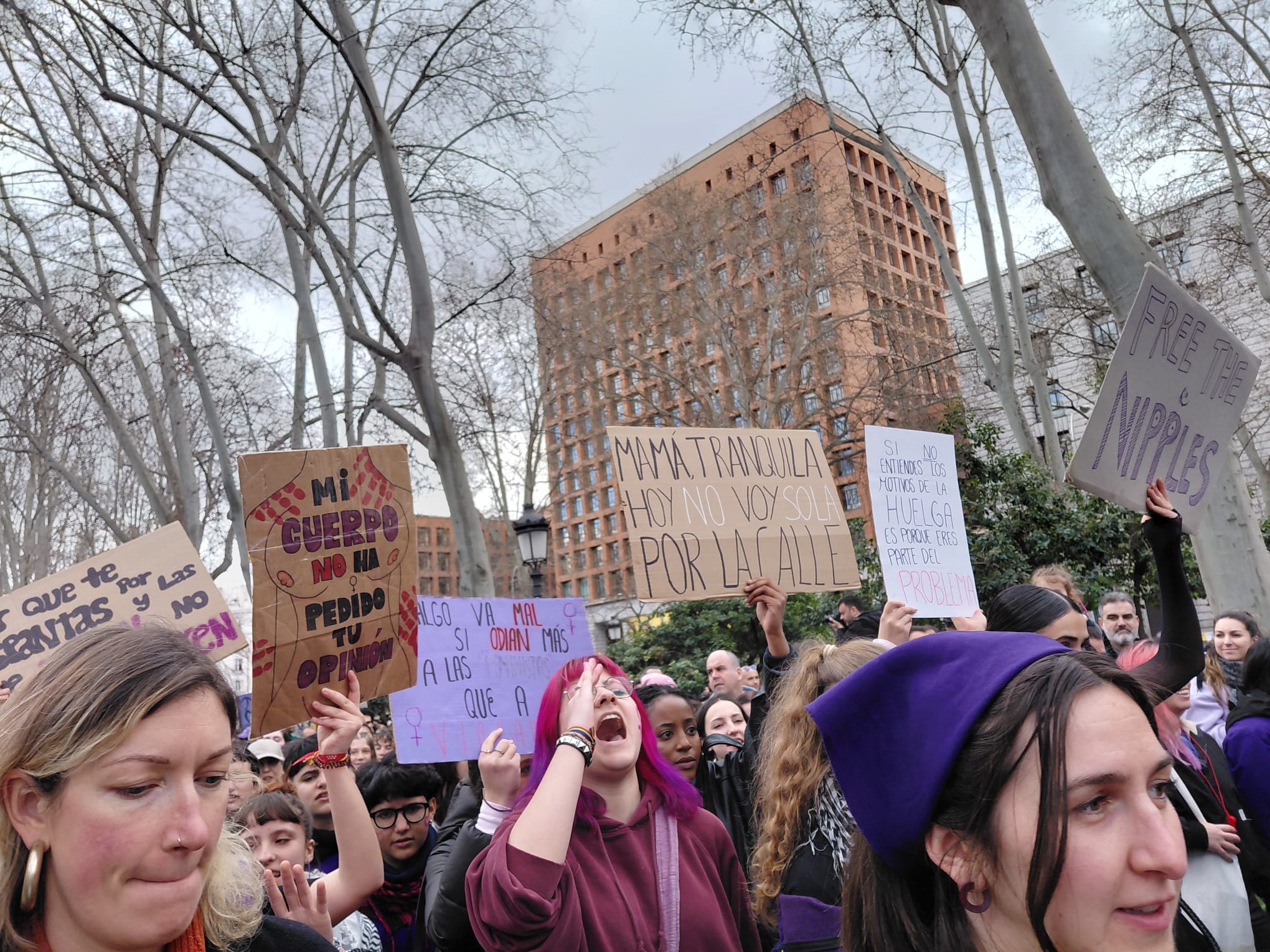 Miles de manifestantes se reúnen en un 8M marcado por un llamamiento al 'No a la guerra' Miles de manifestantes se reúnen en un 8M marcado por un llamamiento al 'No a la guerra'